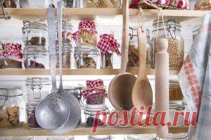 Как хранить все под рукой на маленькой кухне: 9 идей и 20 примеров