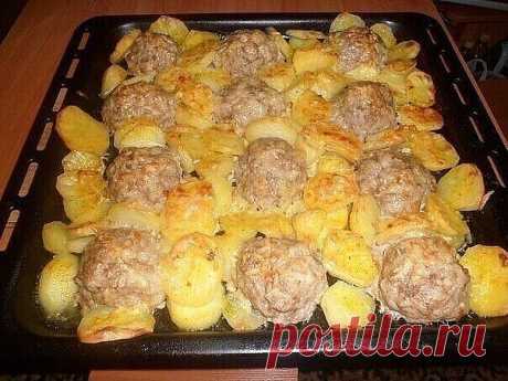 Мясные "ёжики" с картошкой под сыром

Приготовление:
Берем любой мясной фарш, добавляем туда лук, чеснок, яйцо, соль, перец, отварной рис и все перемешиваем.
Формируем в виде шариков, выкладываем на противень, свободные места заполняем картошкой.
Солим картофель по вкусу, сверху посыпаем тёртым сыром и ставим в духовку на 30-40 минут.
Темп.: 180-190 градусов.
