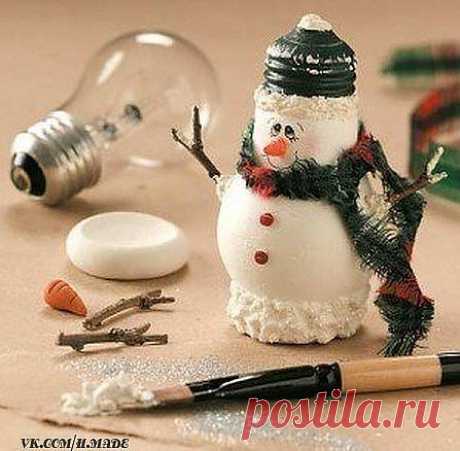 Старые лампочки не обязательно выкидывать! С помощью акриловой краски и вашей фантазии можно обзавестись лишней елочной игрушкой или элементом декора.