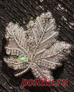 Доброго вечера, друзья!🤗~~~~~За видео есть фото, листайте⏩~~~~~Я слышу, как перешёптываются листья. Шуршат, соприкасаясь рваными по осени краями. Из них по капле вытекает цвет. Он падает на землю утренним туманом. И улетает в небо радугой после хлёстких осенних дождей.Ругаются вороны. Сердятся, что я хожу по их лесу, приминаю мшистое покрывало, тревожу уснувших под ним до весны ящерок. Стучит дятел в вышине сосен. Стучит лешему, чтоб прогнал меня. Леший добрый. Ведёт меня по грибным места