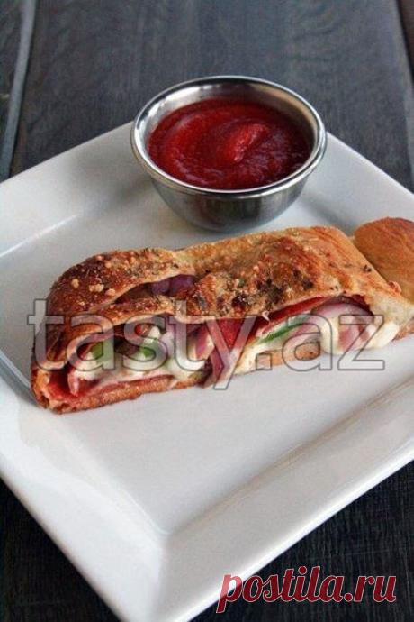 Кальцоне с соусом маринара