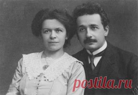 Esta é Mileva Marić-Einstein, a primeira mulher de Albert Einstein. De acordo com alguns historiadores, Mileva ajudou o cientista a desenvolver sua famosa “Teoria da Relatividade”, no entanto, nunca recebeu os devidos créditos. Ela era formada em física e matemática pela Universidade de Zurique e considerada uma mulher muito à frente de seu tempo por isso.
