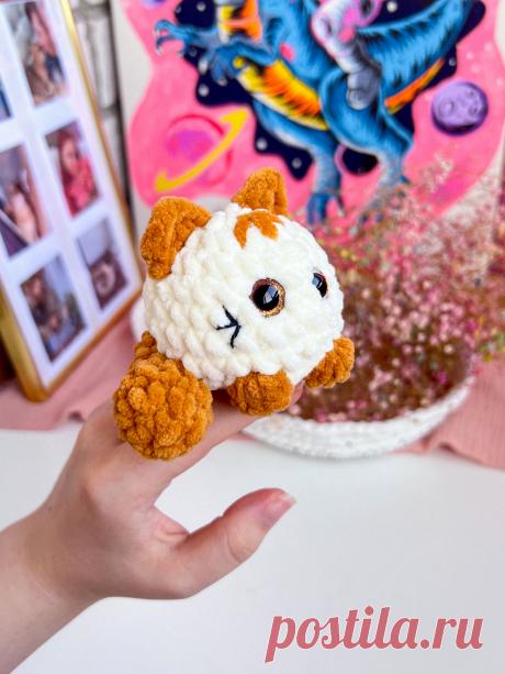 PDF Котик крючком. FREE crochet pattern; Аmigurumi toy patterns. Амигуруми схемы и описания на русском. Вязаные игрушки и поделки своими руками #amimore - маленькие котята, плюшевый котик, забавный кот из плюшевой пряжи, кошка, кошечка, котёнок.