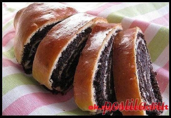 Творожный рулет с маком
Ингредиенты:
Мука — 250 гр.
Творог — 125 гр.
Сахар — 50 гр.
Соль — щепотка.
Растительное масло — 75 мл.
Молоко — 75 мл.
Разрыхлитель — 2 ч.л.
Начинка
Мак — 70 — 100 гр
Изюм — горсть.
Сахар — 100-150 гр.
Молоко — 2/3 ст.
Яйцо — 1 шт.
Приготовление:
Мак высыпаем в ковшик и промываем водой от мусора. Сливаем по максимуму воду и заливаем молоком. Ставим на огонь и варим
Изюм запариваем кипятком.
Варим мак до полного впитывания молока.
Добавляем сахар и изюм (без воды)
Муку