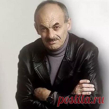 В земные страсти вовлеченный, В земные страсти вовлеченный, я знаю, что из тьмы на свет шагнет однажды ангел черный и крикнет, что спасенья нет. Но, простодушный и несмелый, прекрасный, как благая весть, идущий следом ангел белый …