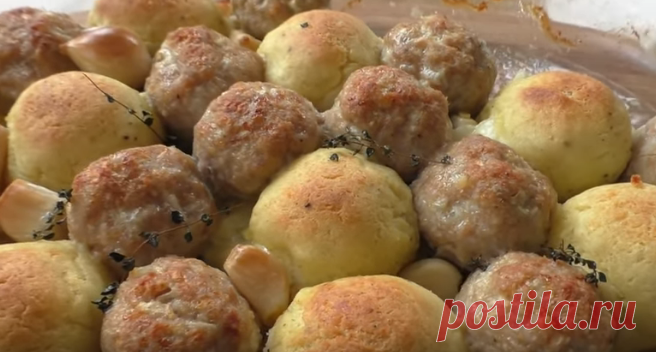 23 шарика вкусного удовольствия в духовке! Ингредиенты: мясные шарики: фарш (свинина) 400 гр лук 1 шт яйцо 1 шт панировочные сухари 4 ст.лож соль, черный перец картофельные шарики: пюре картофельное (горячее) 400-450 гр сливочное масло 1 ст.лож яйцо 1 шт соль, черный перец сыр 100 гр растительное масло чеснок 8-10 зуб. тимьян свежий