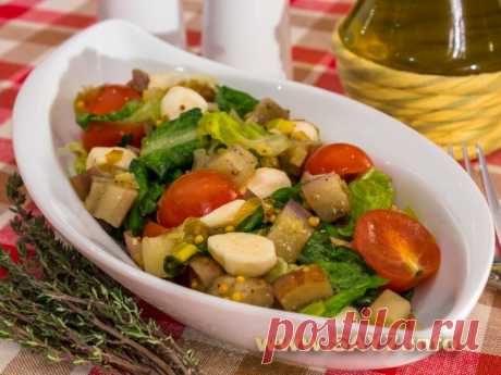 Салат с баклажанами, помидорами и моцареллой