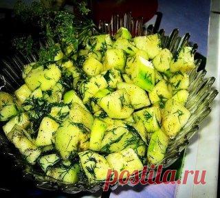 Это блюдо улетает со стола первым! )
Я в прошлом году закрывала 4 баночки на пробу - это ООООЧЕНЬ вкусно В этом году раза в 4 больше закрою 
Замечательный рецепт. Оригинальный и очень простой в исполнении. Когда неурожай грибов или нет возможности пойти в лес – можно удивить гостей такой закуской. Уверяю вас, если не раскрывать секрет, немногие поймут, что едят НЕ грузди.
Ингредиенты:
3 кг кабачков (очищенных)
2 ст.л. соли
1 ст.л. черного перца
6 ст.л. сахара
1 ст. подсолн...