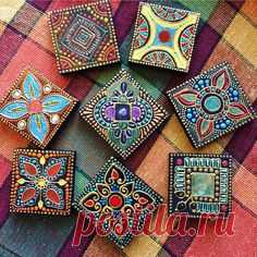 Вот и я заразилась росписью плиточек. Правда у меня они совсем малюсенькие и даже не всегда одинаковые, просто деревянные обрезки, этакий строительный мусор (Плюшкинизм покоя не даёт ). Хочу из них рамочку для зеркала соорудить.   #tile #paintingoftiles #point_to_point #pointtopoint #winnipeg #decorativepainting #decoration #точечнаяроспись #точечная_роспись