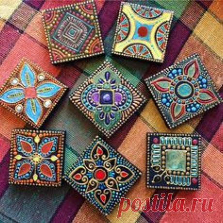 Вот и я заразилась росписью плиточек. Правда у меня они совсем малюсенькие и даже не всегда одинаковые, просто деревянные обрезки, этакий строительный мусор (Плюшкинизм покоя не даёт ). Хочу из них рамочку для зеркала соорудить.   #tile #paintingoftiles #point_to_point #pointtopoint #winnipeg #decorativepainting #decoration #точечнаяроспись #точечная_роспись