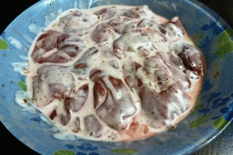 Куриная печень в сметане
Приготовленная в сметане куриная печень не только очень вкусная, но и даже полезная. Процесс приготовления такой печени достаточно прост и не занимает много времени.
Ингредиенты:
Печень куриная — 300 г
Сметана — 4 ст. л.
Хмели-сунели — 1 ч. л.
Кефир — 100 г
Укроп — 3 веточки
Петрушка — 3 веточки
Огурец — 1 шт.
Масло оливковое — 1 ст. л.
Мука — 2 ст. л.
Мука кукурузная — 3 ст. л.
Перец красный (острый) — 1 щепотка
Паприка (хлопья) — 1 ч. л.
Перец черный — по вкусу
Чеснок