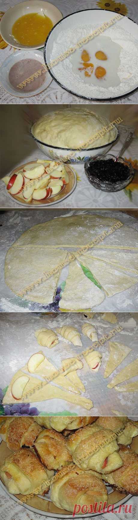 Рогалики из дрожжевого теста с начинкой.
