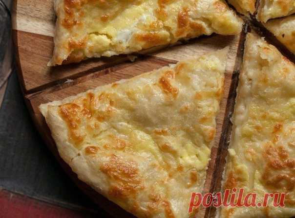 Вкуснее перекуса просто не придумать

ДИЕТИЧЕСКИЕ ХАЧАПУРИ НА СКОВОРОДЕ 

 на 100грамм - 127.76 ккалБ/Ж/У - 13.59/5.48/6.07

Ингредиенты:
Для теста:
200 г обезжиренного творога
2 яйца
150 мл обезжиренного кефира
0,5 ч.л. соли
0,5 ч.л. соды
3-4 ст. л. молотых овсяных хлопьев

Для начинки:
150 г полутвердого нежирного сыра
2 ст.л. натурального йогурта
2 крупных зубчика чеснока
Пучок укропа

Приготовление:
Для теста творог растереть с яйцами. Добавить теплый кефир, соду, соль...