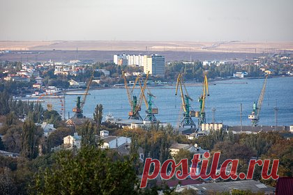 Власти Крыма вычислили авторов видео о последствиях удара ВСУ по Феодосии. Сотрудники специальных служб вычислили всех россиян, снимавших видео о последствиях удара Вооруженных сил Украины из Феодосии. Об этом в своем Telegram-канале сообщил советник главы Крыма Сергея Аксенова Олег Крючков. Представитель крымских властей отметил, что авторам видео может грозить уголовная ответственность.