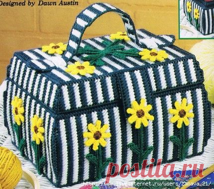 Красочные и практичные сумки, вышитые по пластиковой канве