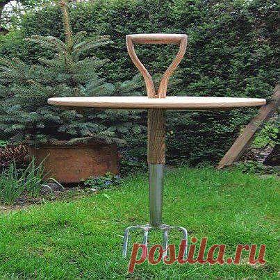 Из подручных материалов оригинальный столик.
