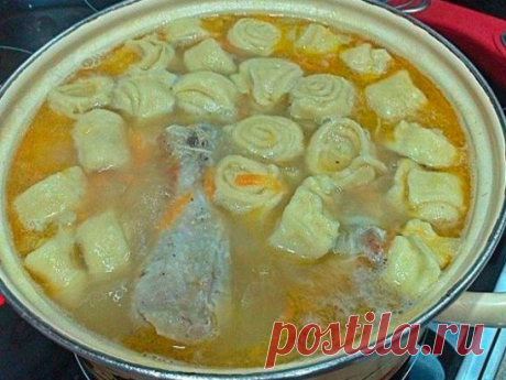КУРИНЫЙ СУП ЧЕСНОЧНЫМИ ГАЛУШКАМИ-РУЛЕТИКАМИ
Рецепт этого супа я дала своей подруге, которая жаловалась, что ее ребенок вообще ничего не ест. И вот недавно она мне сказала, что ребенок просит теперь этот супчик каждый день ))
Друзья, поверьте, это очень вкусно! Очень наваристый, ароматный суп! В приготовлении рулетиков ничего сложного нет, а если их приготовить заранее много и заморозить, то приготовить такой вкуснейший супчик будет просто элементарно )). 
Ингредиенты
Курица - 0,5 шт
Картофель