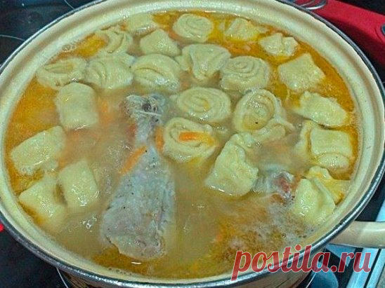 КУРИНЫЙ СУП ЧЕСНОЧНЫМИ ГАЛУШКАМИ-РУЛЕТИКАМИ
Рецепт этого супа я дала своей подруге, которая жаловалась, что ее ребенок вообще ничего не ест. И вот недавно она мне сказала, что ребенок просит теперь этот супчик каждый день ))
Друзья, поверьте, это очень вкусно! Очень наваристый, ароматный суп! В приготовлении рулетиков ничего сложного нет, а если их приготовить заранее много и заморозить, то приготовить такой вкуснейший супчик будет просто элементарно )). 
Ингредиенты
Курица - 0,5 шт
Картофель