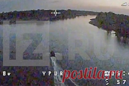 Поражение лодки ВСУ российским FPV-дроном попало на видео. Видео уничтожения лодки Вооруженных сил Украины (ВСУ) российским FPV-дроном «Упырь» рядом с Антоновским мостом показали «Известия». На опубликованных кадрах видно, как оператор дрона обнаруживает двигающуюся в темное время суток украинскую лодку. Затем он направляет «Упырь» прямо в плавсредство и поражает его.