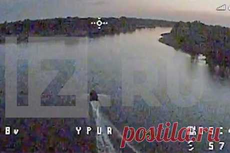 Поражение лодки ВСУ российским FPV-дроном попало на видео. Видео уничтожения лодки Вооруженных сил Украины (ВСУ) российским FPV-дроном «Упырь» рядом с Антоновским мостом показали «Известия». На опубликованных кадрах видно, как оператор дрона обнаруживает двигающуюся в темное время суток украинскую лодку. Затем он направляет «Упырь» прямо в плавсредство и поражает его.