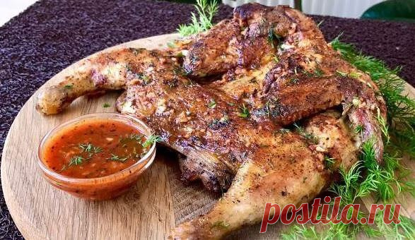 Это что-то нереально вкусное — цыпленок табака (тапака) 

Ингредиенты:
Цыплёнок — 600-700 гСоль крупнаяПерец чёрныйПерец красный острыйЧеснок — 4-6 зубчикаБазиликПаприкаСок томатный — 200 млили кетчуп — 100 гУкроп — по вкусуМасло топленое
Приготовление:

Ц…