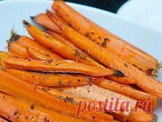 МОРКОВЬ, ЗАПЕЧЕННАЯ СО СПЕЦИЯМИ
Отличный гарнир к любому блюду! Муж мой обожает с говядиной! 
Ингредиенты: 
- Морковь - 2 шт 
- Чеснок - 7 г 
- Оливковое масло - 1 ст. л 
- Корица - по вкусу 
- Розмарин - по вкусу 
- Соль, черный перец - по вкусу 
Приготовление: 
1. Морковь почистите и разрежьте пополам, каждую половинку нарежьте на сегменты по 3-4 см длинной. 
Чеснок выдавите в блюдце, налей