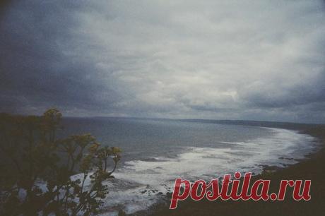 Теплым ветром дышит ночная даль,
Здесь тебя не ждут, уходи, февраль.
Уходи, февраль, ты не нужен здесь,
Бурями не хмурь синь моих небес.
Я тебя звала, я была в огне,
Но тогда твой холод был нужен мне,
А теперь, февраль, не твоя пора,
Уходи, февраль, уводи ветра.