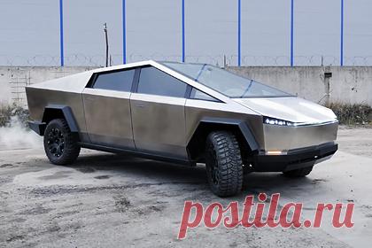 В Воронеже построили Cybertruck быстрее Илона Маска. В Воронеже Станислав Петракеев построил копию электрического пикапа Tesla Cybertruck для блогера Валентина Петухова (Wylsacom). По словам блогера, для рекламы электрокара его создатели даже нашли «местного дядю Илью», который внешне очень похож на Илона Маска, и сняли с ним видео в Воронеже.