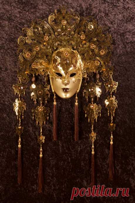 Venetian Mask | Allegoria Allegoria  Allegoria authentic venetian mask in papier mache. Handcrafted according to the original Venice carnival tradition. Manifactured in Venice by the famous venetian masters. Each item is provided with certificate of authenticity.  Mask Dimensions Width: 45 cm Height: 90 cm
