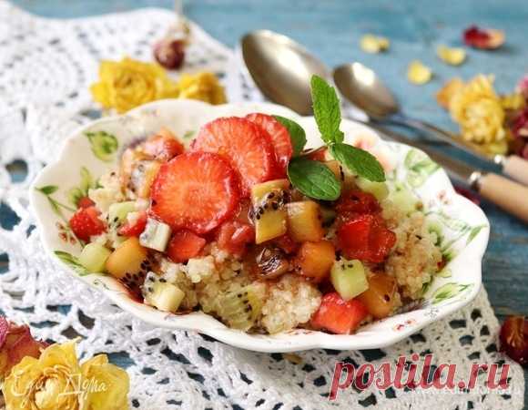 Киноа с кокосовым молоком и клубникой , с ингредиентами: киноа, кокосовое молоко, сахар коричневый, киви, клубника