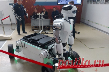 В РФ впервые показали робота-кентавра для помощи космонавтам на Луне. Автоматизированное устройство с человекоподобным торсом перемещается на четырехколесной платформе.