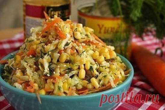 Салат с капустой, кукурузой и без майонеза!
Этот салатик легкий, свежий, без майонеза. Идеально подойдет к жареным блюдам.
Вам потребуется:
1 пекинская капуста (можно заменить обычной)
1 небольшая морковка
1 банка кукурузы (340 г)
1/2 пучка укропа
1-2 дольки чеснока
лимон или уксус (бальзамический или яблочный)
крупная соль
оливковое масло
Как готовить:
1. Мелко шинкуем капусту и давим ее с солью, чтобы пустила сок, морковку – трем на терке, сцеживаем сок с кукурузы, рубим укроп.
2. Готови