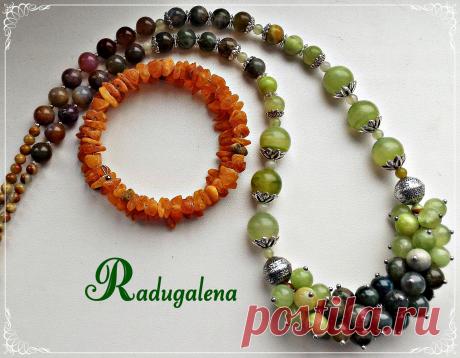 Бусы из оникса и яшмы.