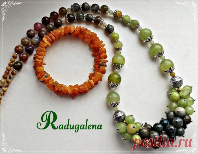 Бусы из оникса и яшмы.