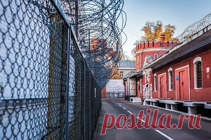 Знаменитого российского ликвидатора бизнесменов выпустили на свободу досрочно. Свердловский областной суд заменил ликвидатору бизнесменов Виталию Пильщикову неотбытую часть наказания в виде лишения свободы сроком четыре года четыре месяца 26 дней на принудительные работы. В пользу государства также будет удерживаться 15% его дохода. Наемник был приговорен к 24 годам и 10 месяцам лишения свободы.