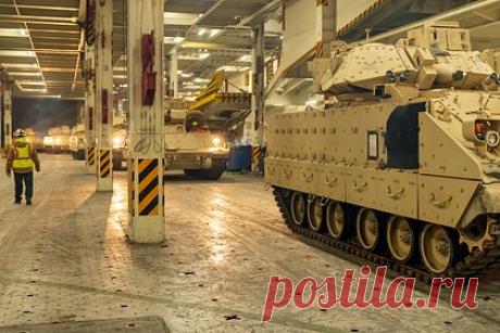 США доставили в Грецию военную технику для усиления НАТО. Грузовой корабль Военно-морских сил США доставил в Грецию десятки бронемашин в рамках сотрудничества США и европейских стран по военному усилению НАТО в регионе. В порту Александруполис были выгружены танки Abrams, БМП Bradley и другие бронемашины, а также завершилась переброска войск.