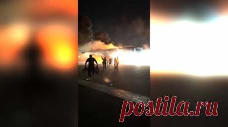 Самолёт с пассажирами загорелся при посадке в аэропорту Антальи — видео. Прилетевший из Сочи российский самолёт Superjet 100 авиакомпании «Азимут» загорелся в аэропорту Антальи. Во время пожара никто не погиб, 89 пассажиров и шестерых членов экипажа эвакуировали. Специалисты разбираются в причинах возникновения огня. Российское посольство и генконсульство в Анталье находятся в контакте с властями для содействия россиянам, находившимся на борту самолёта. Читать далее