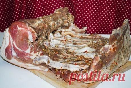 Свиной бок

Самое трудное в этом деле – успеть к мяснику до того как он всю тушу изрубит на шашлыки. Вам нужен отруб от хребта и до самого низа живота, желательно на всю длину. Кости надо аккуратно вырезать – пусть себе оставит, нам всё остальное и не надо шкуру срезать. Нам подешевле, со шкурой.

Принесли домой? Красота, полюбовались и хватит. Берём специи (розмарин, чабер, зерна горчицы, зеленый и красный перцы, мускатный орех, кориандр, черный перец, сухие коренья), сол...