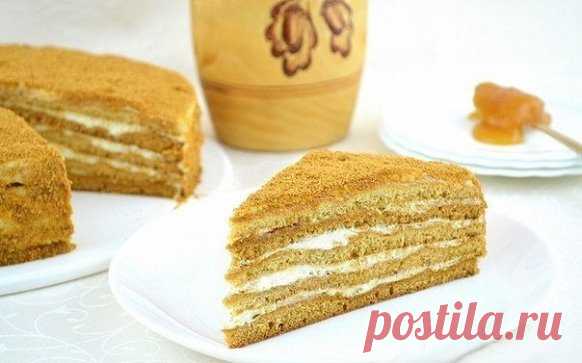 Торт Медовик
Вкуснейший торт из медового теста со сметанным кремом.
Ингредиенты:
Тесто:
3 яйца
150 г меда
100 г масла
100 г сахара
1,5 ч.л. гашеной соды
350 г муки
Крем:
500 г сметаны 20%
200 г сливок 33%-38%
180 г сахара
1 пакетик ванильного сахара (10 г)
Приготовление:
Для начала приготовим тесто. Слегка взбиваем яйца. Добавляем мёд, масло и сахар. На водяной бане прогреваем смесь, пока она не станет однородной. Время от времени помешиваем. Убираем массу с плиты и добавляем соду, гашеную уксу