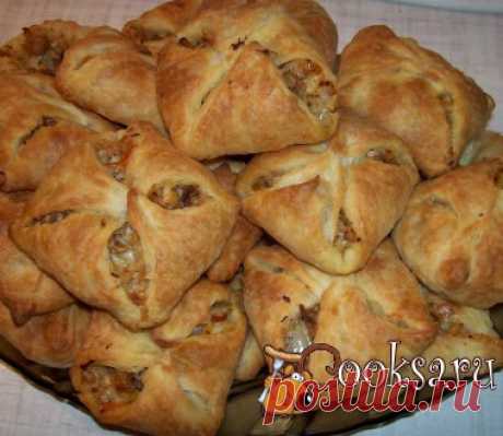 Конвертики с начинкой из куринного мяса Не сложное в приготовлении блюдо,так как тесто можно использовать готовое замороженное . Достаточно сытное блюдо, можно подать как самостоятельное ,так и дополнить уже имеющееся меню. Куриное мясо — 500 г; Лук репчатый (средний) — 2-3 шт; Морковь — 1 шт; Помидор — 1-2 шт; Сыр — 100 г; Слоеное тесто — 1 упак.; Специи (по вкусу) ; Соль (по вкусу) ; Растительное масло (для жарения) ;