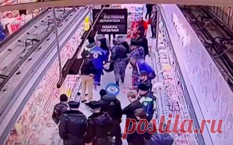 «О'кей» пообещал поощрения за задержание напавшего с ножом в гипермаркете. «О'кей» пообещал поощрить сотрудников и охранников гипермаркета в Петербурге, где 25 августа мужчина напал с ножом на покупателей, сообщила РБК пресс-служба сети магазинов.