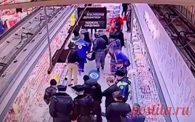 «О'кей» пообещал поощрения за задержание напавшего с ножом в гипермаркете. «О'кей» пообещал поощрить сотрудников и охранников гипермаркета в Петербурге, где 25 августа мужчина напал с ножом на покупателей, сообщила РБК пресс-служба сети магазинов.