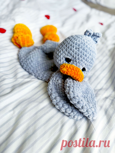 PDF Комфортер Гусёнок крючком. FREE crochet Аmigurumi toy patterns. Амигуруми схемы и описания на русском. Вязаные игрушки и поделки своими руками #amimore - большой гусь из плюшевой пряжи, плюшевый гусёнок, комфортер в виде гуся, утёнок, утка.