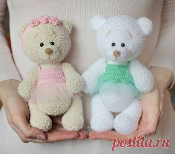 МИШКИ.
Автор: Светлана Алтунина источник: https://www.instagram.com/knit.friends/