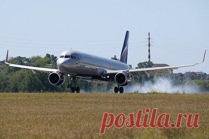 Летевший в Москву самолет сменил курс и вынужденно сел в другом городе. Летевший из Новокузнецка в Москву пассажирский самолет сменил курс и вынужденно сел в другом городе из-за попадания птицы в фюзеляж. Уточняется, что посадка произошла в международном аэропорту Новосибирска. По информации надзорного ведомства, птица оказалась в фюзеляже при наборе высоты в городе вылета.