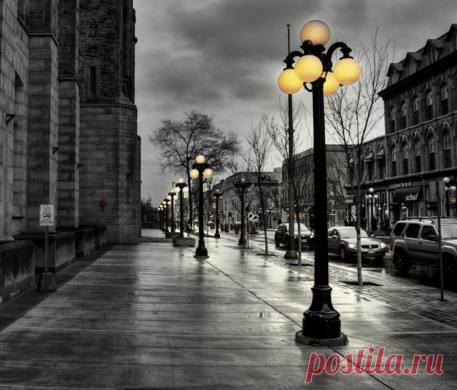 Белый свет распадется на радугу, 
Мишурой заиграют цвета. 
А смешаешь палитру нарядную — 
Ничего. 
Чернота. 
Пустота. 

Тишина разукрасится гимнами, 
А смешаешь все звуки в одно — 
Оглушит суета балаганная, 
Увлекая на самое дно. 

Божество изойдет ипостасями, 
А смешаешь личину и лик — 
И покажется старыми баснями 
То, что знала земля по сей миг, 

И останутся тенью химерною, 
Населяя небесный дворец, 
Неделимые лентою мерною 
Белизна, 
Тишина 
И Творец...