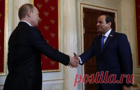 МОСКВА, 9 мая. /ТАСС/. Президент Египта Абдель Фаттах ас-Сиси в беседе с президентом России Владимиром Путиным подчеркнул, что роль СССР в победе над нацизмом никто не может отрицать. / Президент РФ Владимир Путин и президент Египта Абдель Фаттах ас-Сиси © ТАСС/EPA/SERGEI CHIRIKOV / POOL  | ТАСС: Общество - Президент Египта подчеркнул, что роль СССР в Победе над нацизмом никто не может отрицать