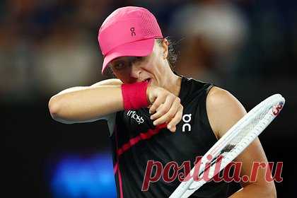 Первая ракетка мира вылетела с Australian Open от 19-летней теннисистки. Первая ракетка мира полька Ига Швентек проиграла чешке Линде Носковой в матче третьего круга Australian Open 2024 года. Встреча завершилась со счетом 3:6, 6:3, 6:4 в пользу 19-летней чешки. Таким образом, польская спортсменка вылетела с турнира. Australian Open завершится 28 января.