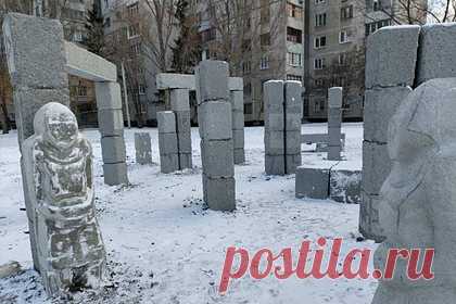 На Украине соорудили «Стоунхендж». В городе Харьков на Украине появился туристический объект с высеченными изображениями скифской тематики, а также руническими и зодиакальными символами. Местный «Стоунхендж» соорудили из бетонных блоков высотой до 2,4 метров. Объект обошелся властям города почти в 1,5 миллиона гривен, но денег авторы не получат.