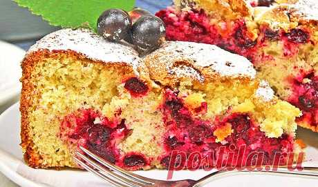 Шарлотка с чёрной смородиной